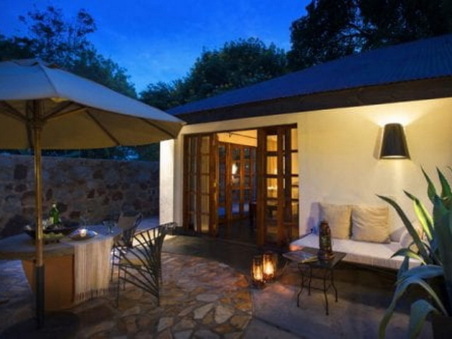 Plantation-Lodge-bedroom-suite-patio-lo-500x334